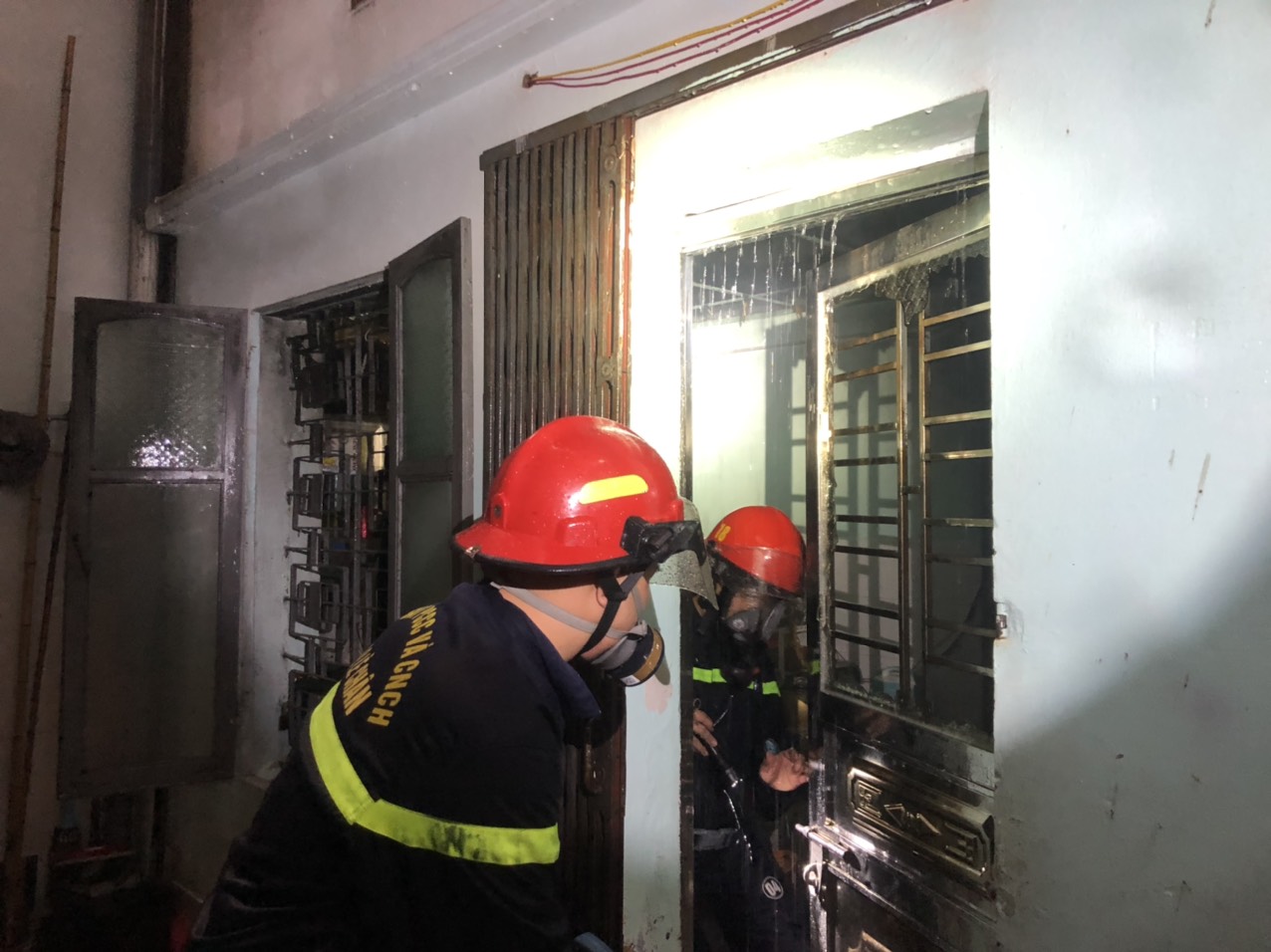 Lực lượng chữa cháy cơ sở kịp thời sử dụng phương tiện 